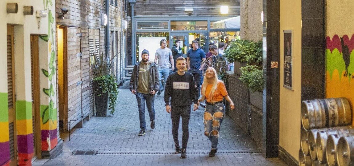 Hotels.com – Man and women in Edinburgh